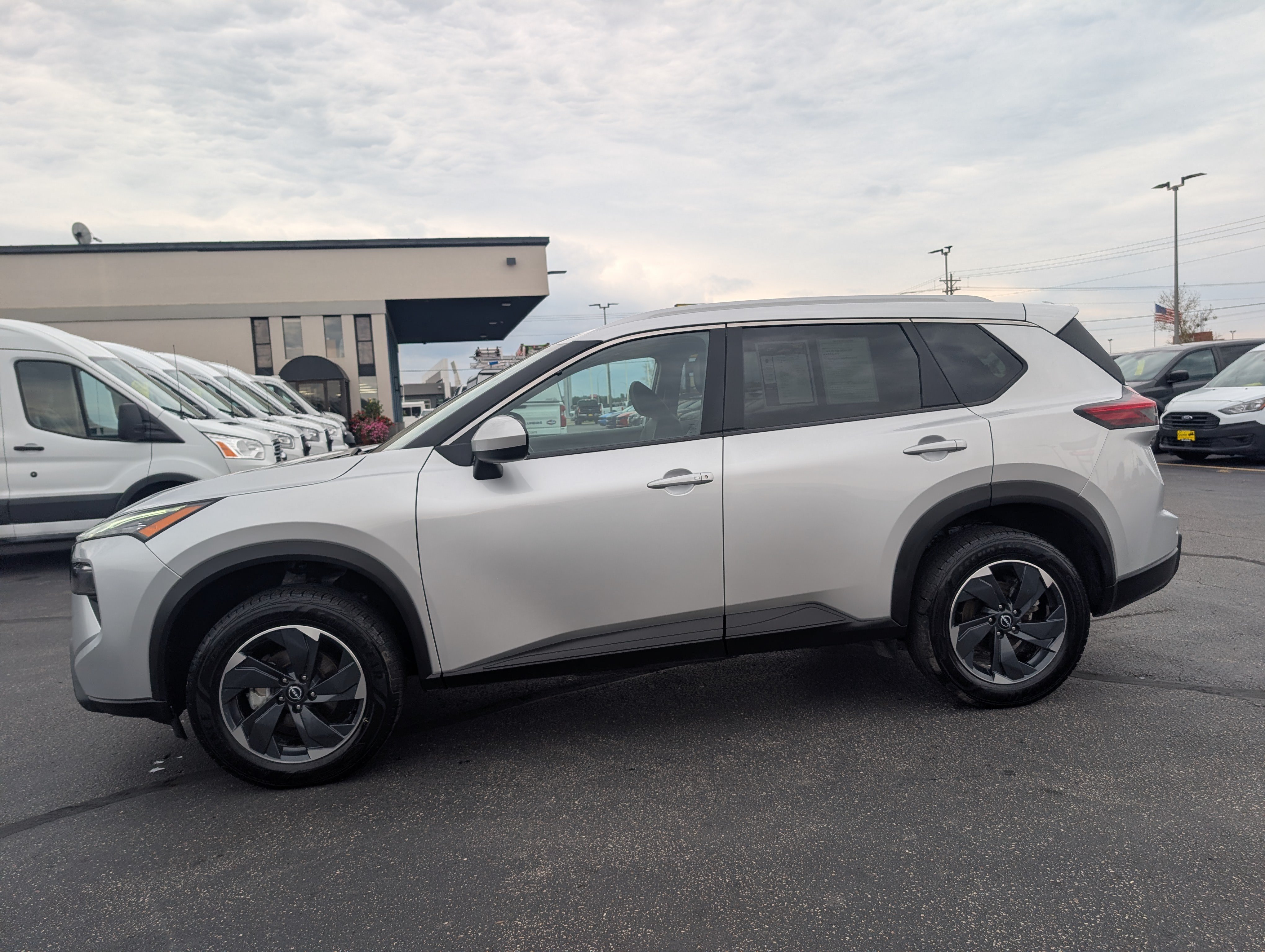 Used 2024 Nissan Rogue SV w/ SV Premium Package AWD/4WD image 5