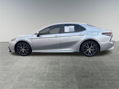 Used 2021 Toyota Camry SE image 2