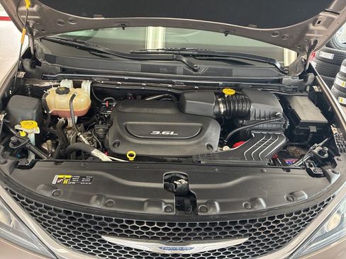 Used 2017 Chrysler Pacifica Touring-L w/ Tire & Wheel Group FWD image 29