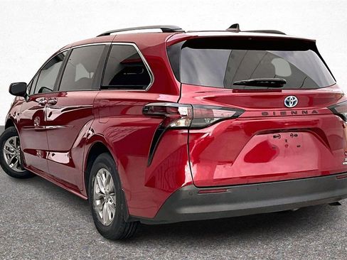 Certified 2024 Toyota Sienna XLE image 5