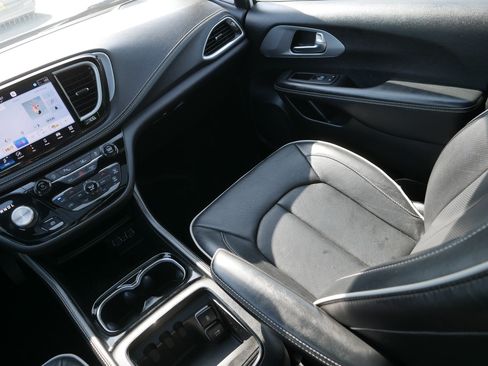 Used 2025 Chrysler Pacifica Limited FWD image 11