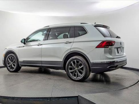 Used 2023 Volkswagen Tiguan SE w/ Panoramic Sunroof Package image 6