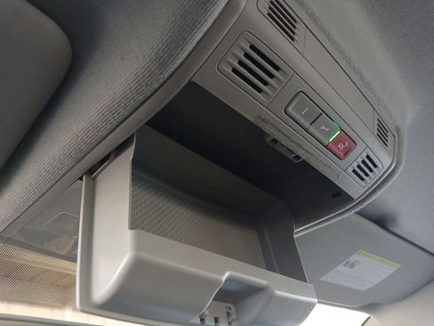 Used 2020 Volkswagen Tiguan S image 22