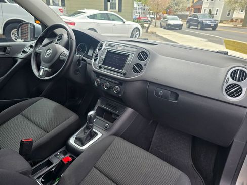 Used 2018 Volkswagen Tiguan Limited w/ Premium Package AWD/4WD image 16