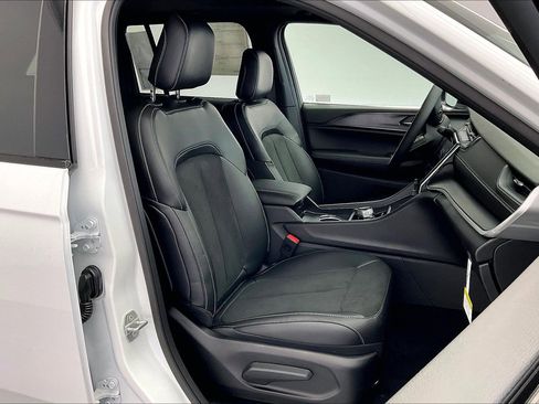 New 2025 Jeep Grand Cherokee 4WD image 9