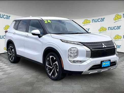 Used 2024 Mitsubishi Outlander SE image 1