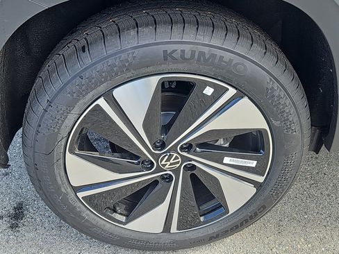 New 2026 Volkswagen Taos SE image 17