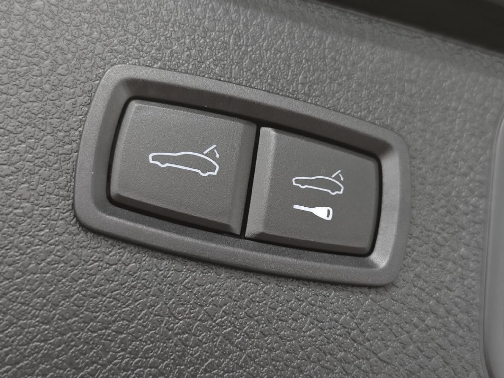 Certified 2025 Porsche Macan S AWD/4WD image 32