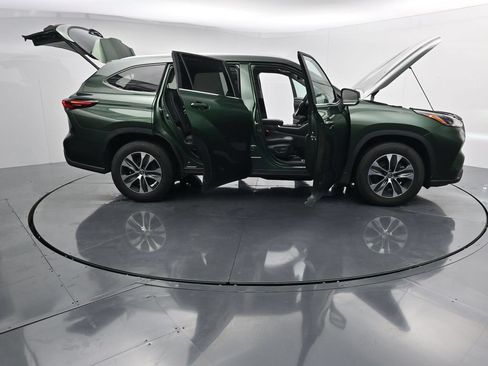 Used 2024 Toyota Highlander XLE FWD image 44