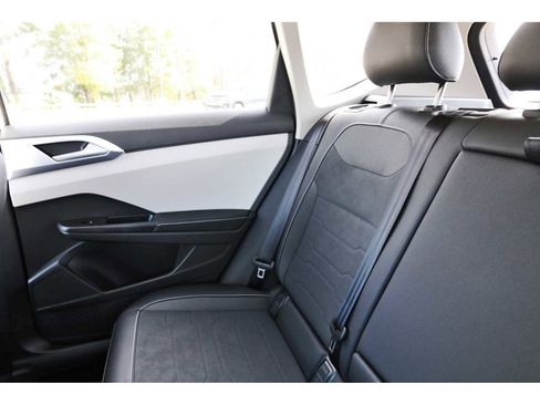 Used 2025 Volkswagen Taos SE image 9