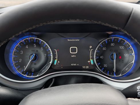 Used 2025 Chrysler Pacifica Limited FWD image 21