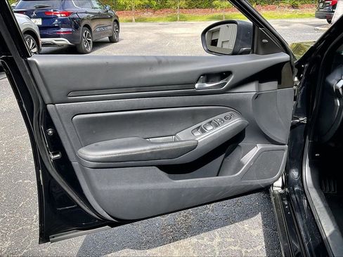 Used 2025 Nissan Altima 2.5 SV FWD image 2