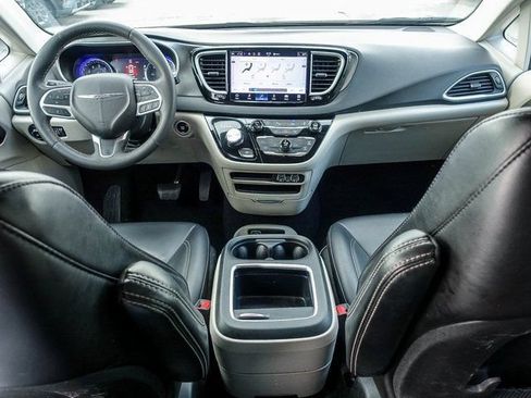 Used 2023 Chrysler Pacifica Touring-L FWD image 12