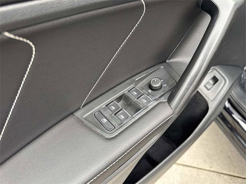 Certified 2022 Volkswagen Tiguan SE w/ Panoramic Sunroof Package image 11