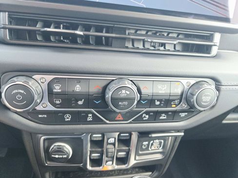 Used 2025 Jeep Wrangler Unlimited Sahara AWD/4WD image 34