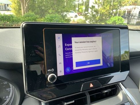 Used 2023 Toyota Venza LE image 21