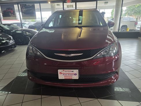 Used 2021 Chrysler Voyager LX FWD image 3