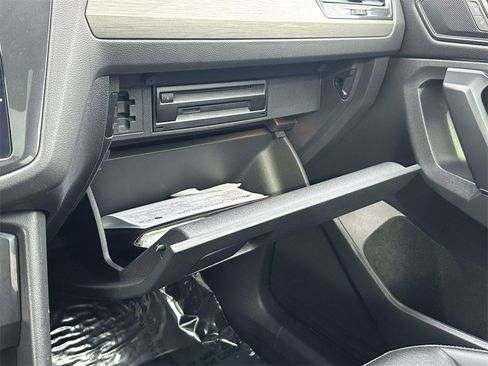 Used 2018 Volkswagen Tiguan SE w/ Panoramic Sunroof Package image 32