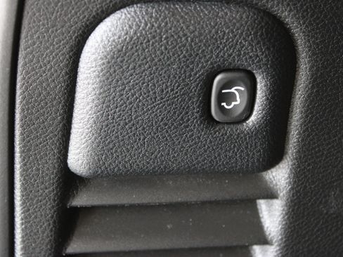 Used 2019 Jeep Grand Cherokee Overland RWD image 36