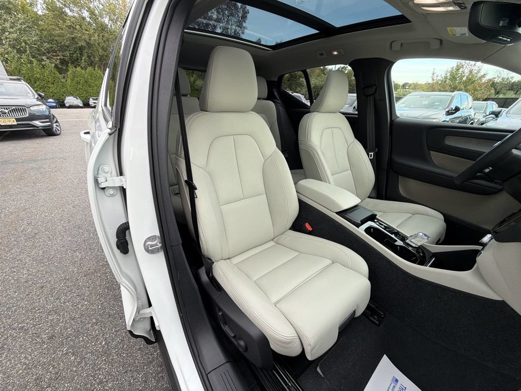 Certified 2024 Volvo XC40 B5 Plus w/ Climate Package AWD/4WD image 25