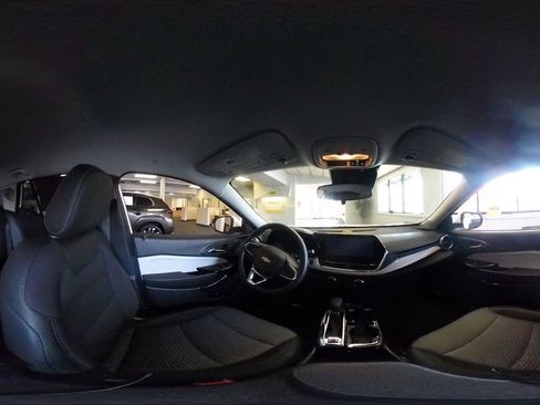 Used 2025 Chevrolet Trax LT FWD image 37