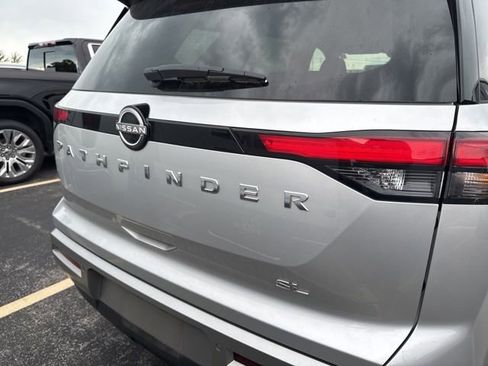 Used 2025 Nissan Pathfinder SL FWD image 11