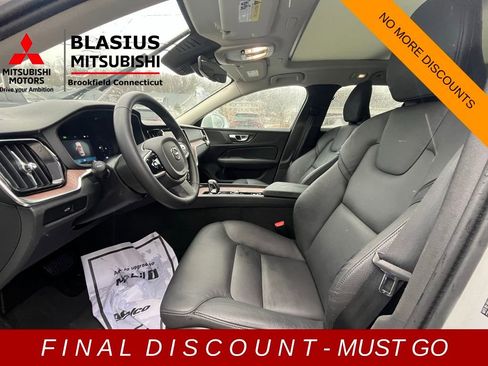 Used 2025 Volvo V60 B5 Cross Country Plus image 11