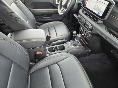 Used 2025 Jeep Wrangler Unlimited Sahara AWD/4WD image 18