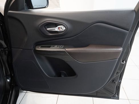 Used 2015 Jeep Cherokee Limited w/ Luxury Group AWD/4WD image 33