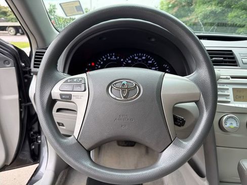 Used 2010 Toyota Camry LE FWD image 17