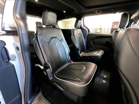 Used 2025 Chrysler Pacifica Limited FWD image 17