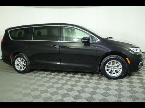Used 2024 Chrysler Pacifica Touring-L image 17