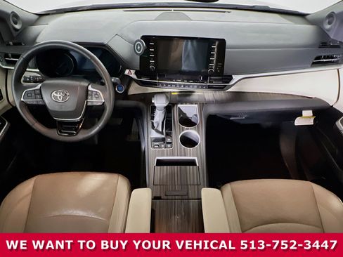 Used 2023 Toyota Sienna Limited image 19