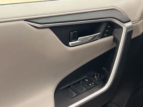Used 2020 Toyota RAV4 Limited image 14