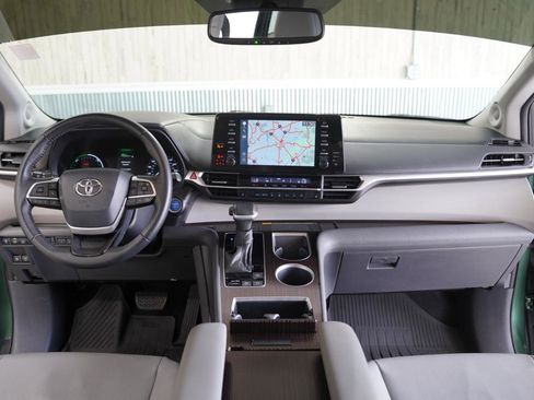 Used 2022 Toyota Sienna XLE w/ XLE Plus Package image 17