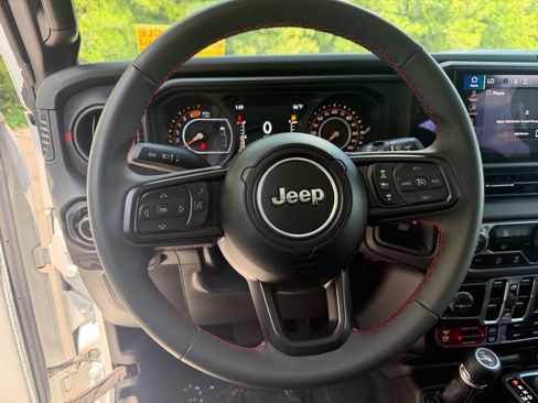 Used 2025 Jeep Wrangler Unlimited Rubicon AWD/4WD image 34