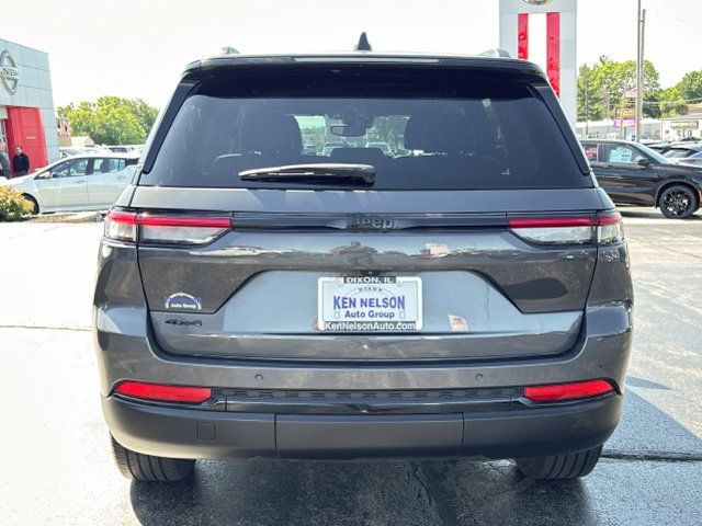 Used 2022 Jeep Grand Cherokee Altitude AWD/4WD image 8