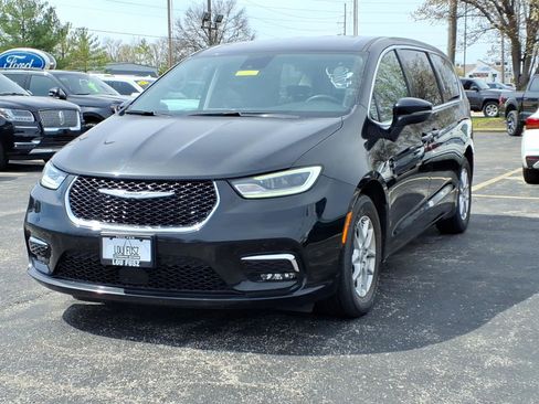 Used 2023 Chrysler Pacifica Touring-L FWD image 3