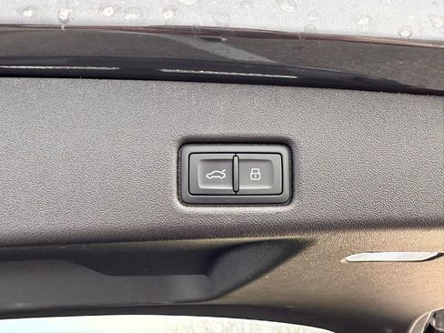 Used 2025 Audi Q5 Premium image 17