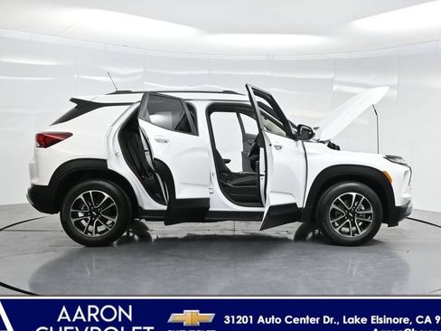 Used 2025 Chevrolet TrailBlazer LT w/ Convenience Package FWD image 3