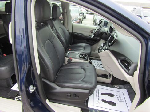 Used 2019 Chrysler Pacifica Touring-L Plus w/ Advanced Safetytec Group image 17