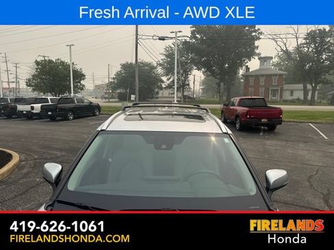Used 2024 Toyota Highlander XLE AWD/4WD image 11