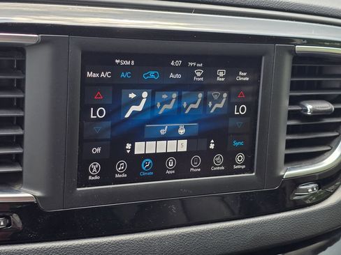 Used 2020 Chrysler Pacifica Touring-L FWD image 39