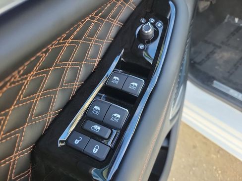 Used 2025 Jeep Grand Cherokee Summit w/ Obsidian Package image 17