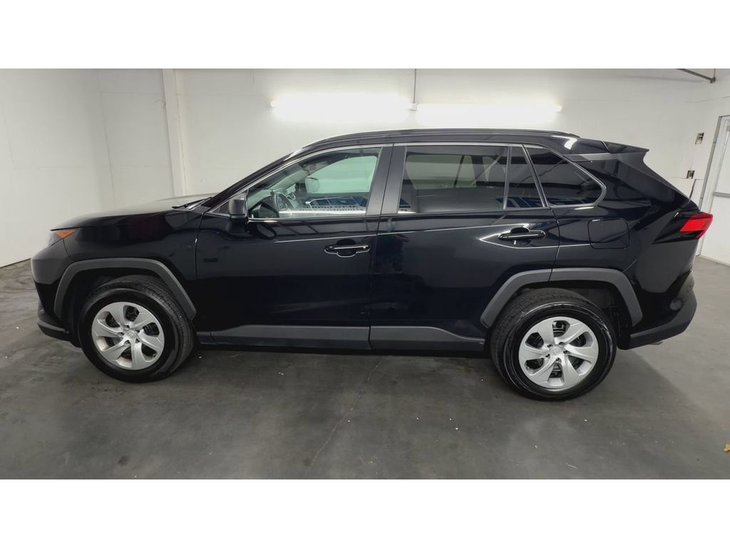 Used 2021 Toyota RAV4 LE FWD image 5