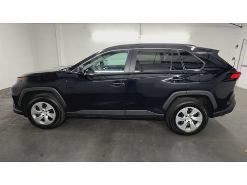 Used 2021 Toyota RAV4 LE FWD image 5