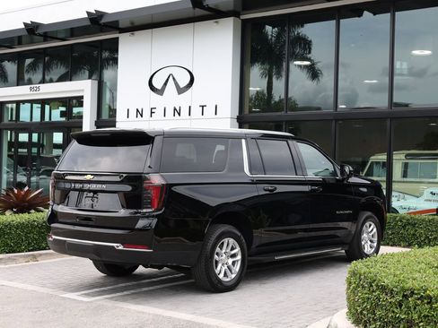 Used 2025 Chevrolet Suburban LS RWD image 4