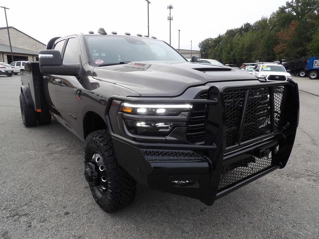 Used 2025 RAM 3500 Laramie AWD/4WD image 11