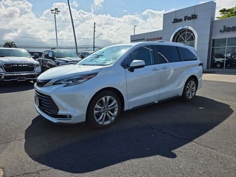 Used 2023 Toyota Sienna Platinum FWD image 3