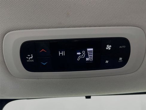 Used 2019 Chrysler Pacifica Limited image 23